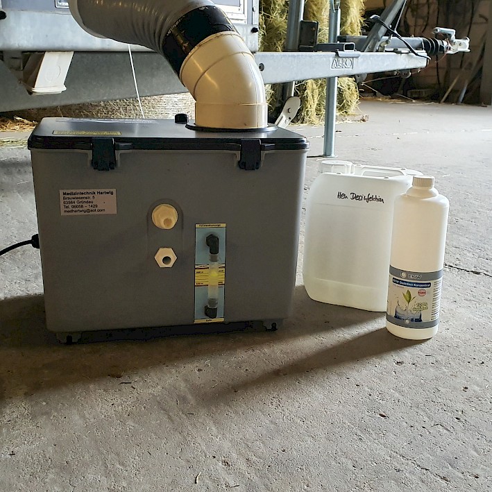 Um Keime im Heu bei Bedarf zu reduzieren und Staub zu binden, arbeite ich mit oxidativ wirksamen ECA-Lösungen